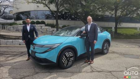 Abhishek Bhatia et Steve Rhind de Nissan Canada, avec le Nissan LEAF S 2027
