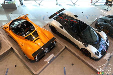 Les Pagani Zonda F Roadster (2006) et Zonda Cinque Roadster (2008).
