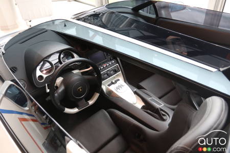 The interior of the Lamborghini Concept S (2005).