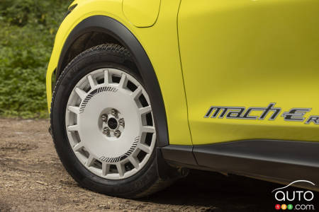 Le Ford Mustang Mach-E Rally 2024, chaussé de pneus Michelin Cross Climate 2