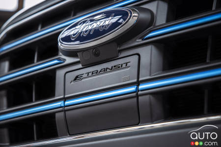The 2022 Ford E-Transit, logo