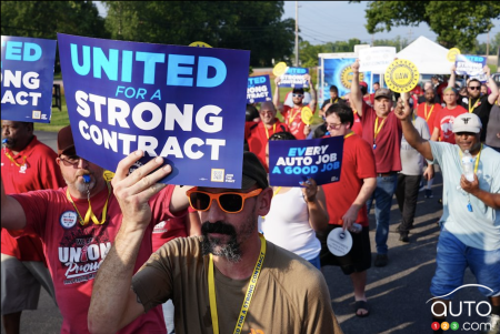 Des syndiqués de l'UAW en grève aus États-Unis