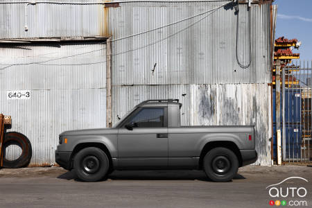 La camionnette électrique, de profil