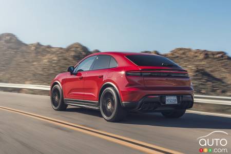 Porsche Macan GTS électrique 2026, trois quarts arrière