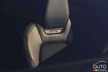 Porsche Macan GTS électrique 2026, écusson