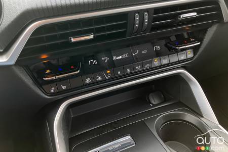 Mazda CX-90 PHEV 2024, tableau de bord, bas de console