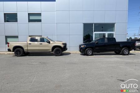 Chevrolet Silverado ZR2 2022 face à un Chevrolet Colorado