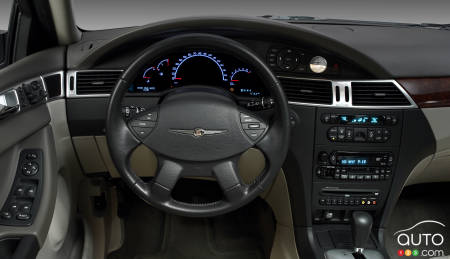 L'interieur de Chrysler Pacifica 2004, avec le premier système Uconnect