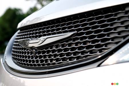 Chrysler Pacifica, front grille