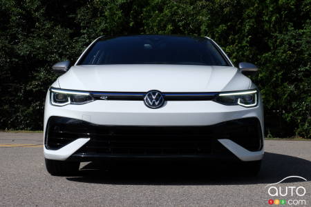 2022 Volkswagen Golf R, front