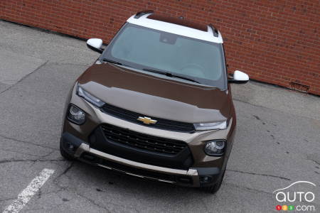 2021 Chevrolet Trailblazer, front, with view of contrasting roof