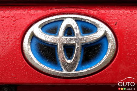 Toyota logo, all wet