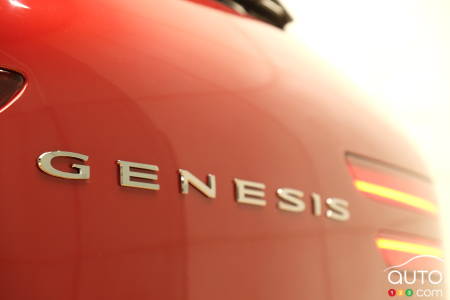 Lettres Genesis sur le coffre du Genesis GV70 2022