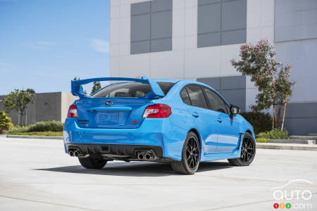 Vue arrière de la Subaru WRX STI Series.HyperBlue 2016