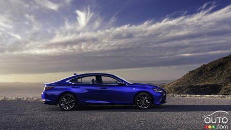 Lexus ES F Sport 2022, profil