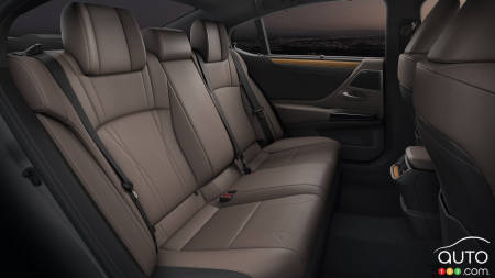 Lexus ES, deuxième rangée