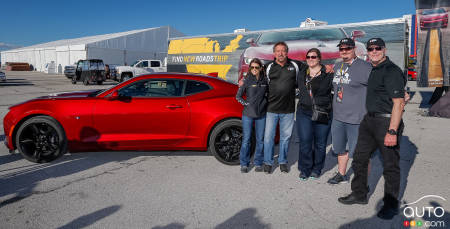 De gauche à droite: Danica Patrick, l'ingénieur en chef de la Chevrolet Camaro Al Oppenheiser, Michelle Boyacioglu, Alican “Turk” Boyacioglu  et  le directeur du design Tom Peter