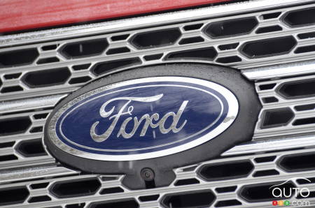 2021 Ford Explorer hybrid, Ford badge