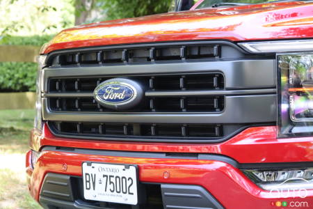 Le calandre du Ford F-150 PowerBoost 2023