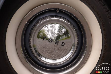 1960 Ford Falcon, wheel