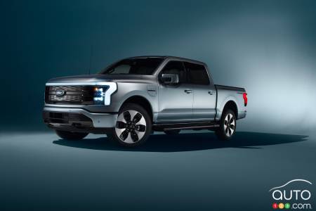 Ford F-150 Lightning - Three-quarters front