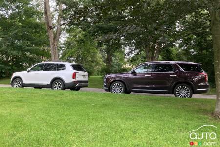 A new 2023 Kia Telluride in front of the 2023 Hyundai Palisade