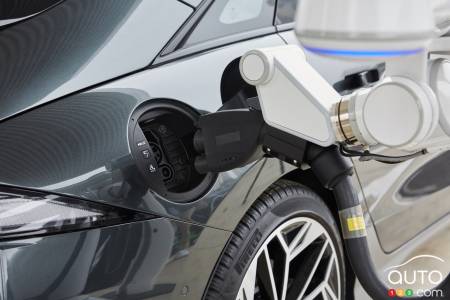 Le robot de recharge de Hyundai à l'oeuvre