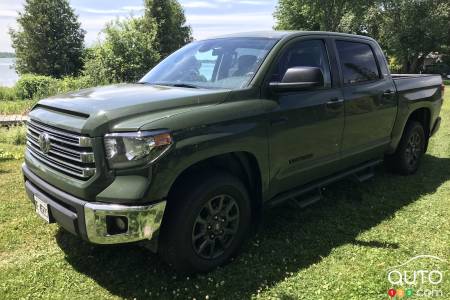 Le Toyota Tundra CrewMax SR5 2021, trois quarts avant