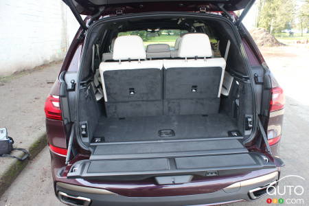 2020 BMW X7 M50i, trunk, 3rd row seats down