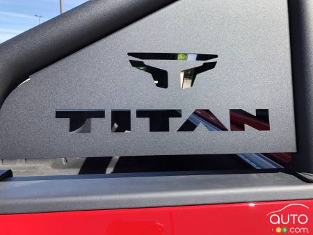 Nissan Titan PRO-4X 2020, écusson