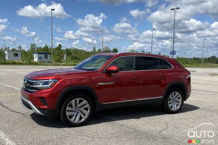 2020 Volkswagen Atlas Cross Sport, three-quarters front