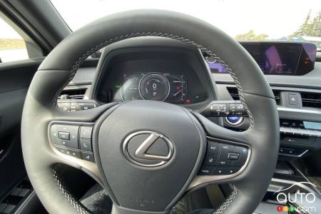 Lexus UX 250h 2021, volant