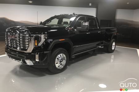 2024 GMC Sierra HD Denali Utimate, three-quarters front