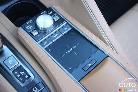 Lexus LC 500 décapotable 2021, bas de console central