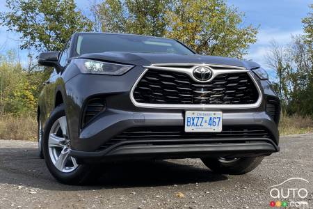 2021 Toyota Highlander LE AWD, front