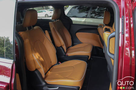 Chrysler Pacifica hybrid, second-row seats