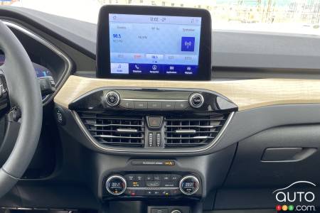 2022 Ford Escape PHEV, multimedia screen, central console