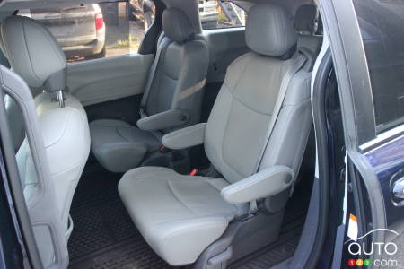 Toyota Sienna, second-row seats