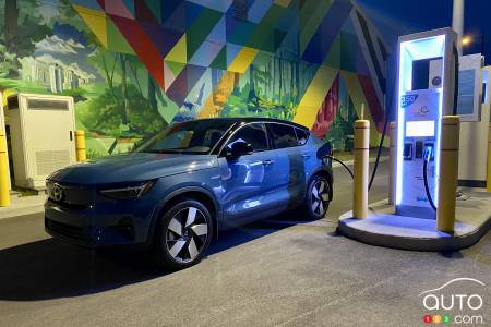 Le Volvo C40 Recharge, à une borne ultra-rapide de 350 kW