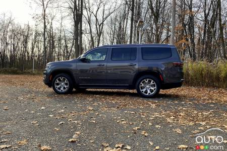 2022 Jeep Wagoneer - Profile