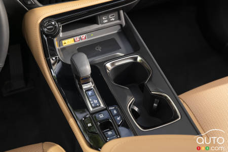 2022 Lexus NX, lower console