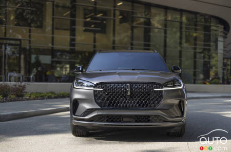 Front of 2025 Lincoln Aviator