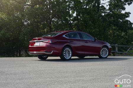 2021 Lexus ES AWD Luxury, three-quarters rear