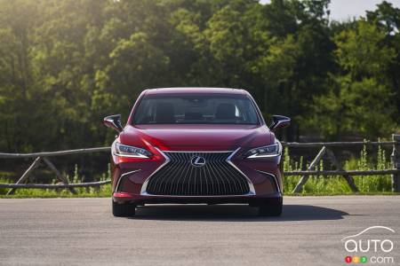 2021 Lexus ES AWD Luxury, front