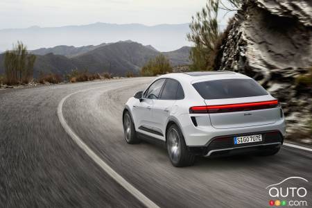 Porsche Macan Turbo 2024, rear