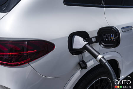 2024 Mercedes-AMG EQE SUv charging