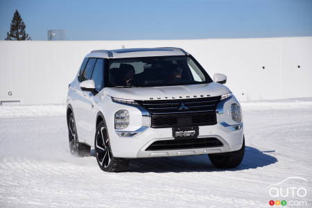 Mitsubishi Outlander PHEV 2024 sur la neige