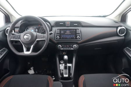Nissan Versa 2021, intérieur