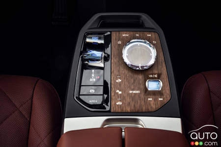 Lower central console with the iDrive 8 system
