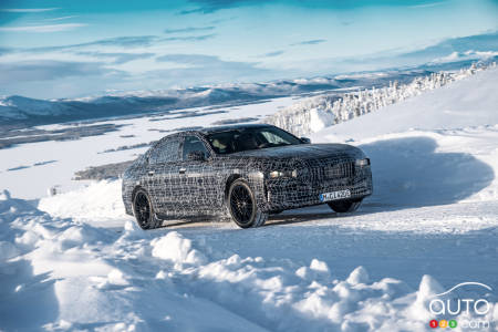 BMW i7, three-quarters front